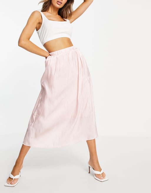 TFNC – Plissierter Midirock aus Satin in Rosa