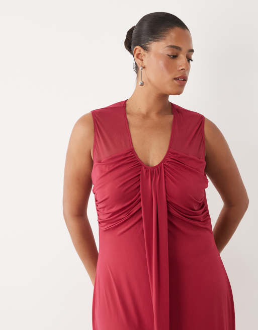 TFNC Plus – Anschmiegsames, ärmelloses Maxikleid in Himbeerrot mit geraffter Vorderseite und V-Ausschnitt, 3 von 4