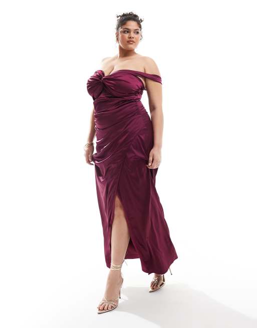 TFNC Plus – Bärfärgad maxiklänning i satin med off shoulder-design