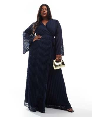 TFNC Plus – Brautjungfernmode – Plissiertes Wickel-Maxikleid aus Jacquard in Marineblau - view 1