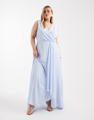 TFNC Plus - Bridesmaid - Chiffon-Maxikleid in Puderblau mit Drapierung und Wickeloberteil