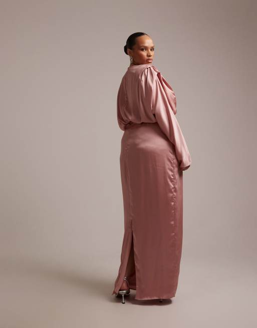 TFNC Plus – Bridesmaid – Figurbetontes Satin-Maxikleid in Rosa mit V-Ausschnitt und Faltendetail, 5 von 5