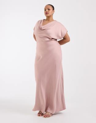 TFNC Plus - Bridesmaid - Maxikleid aus Satin in Staubrosa mit Flügelärmeln