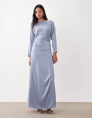 TFNC Plus - Bridesmaids - Langärmliges Maxikleid aus Satin in Staubblau