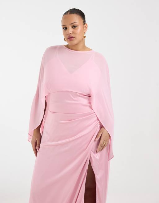 TFNC Plus Bridesmaids – Różowa satynowa sukienka maxi z peleryną, 2 z 4