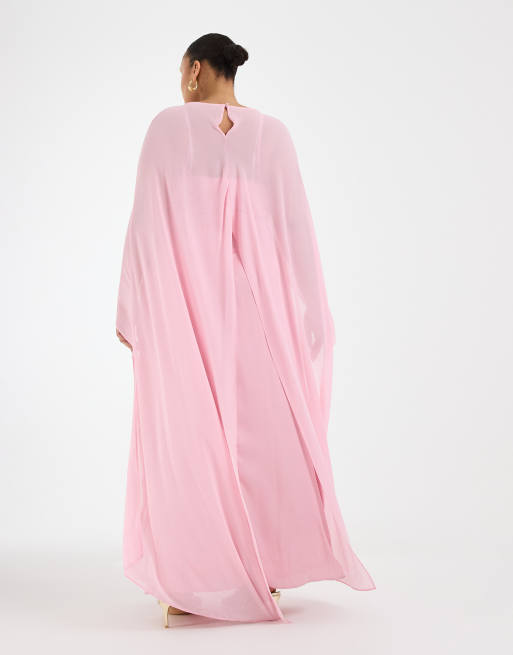 TFNC Plus Bridesmaids – Różowa satynowa sukienka maxi z peleryną, 4 z 4