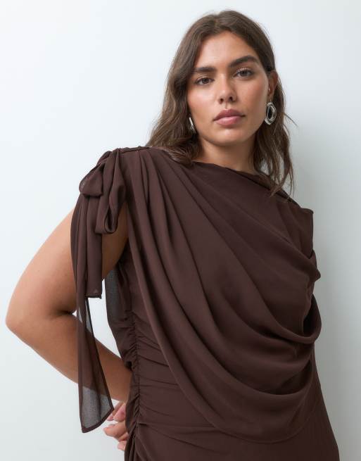 TFNC Plus chiffon maxi jurk met gedrapeerde schouder en hoge split in chocoladebruin, 5 van 5