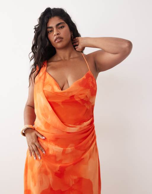 TFNC Plus – Chiffon-Maxikleid in Orange mit Blumenmuster und Wasserfallausschnitt, 3 von 4