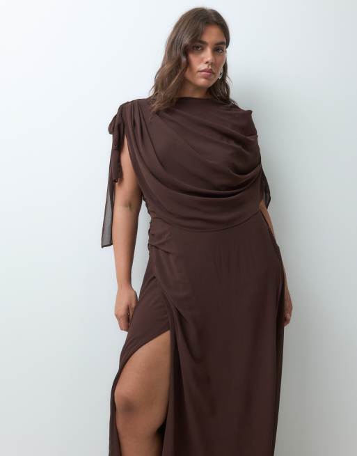 TFNC Plus Chiffon-Maxikleid mit drapierter Schulter und Oberschenkelschlitz in Schokobraun, 4 von 5