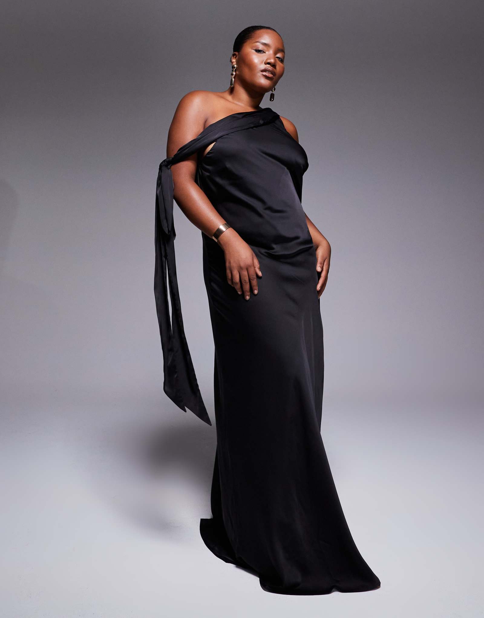 Макси-платье TFNC Plus со спадающими плечами и завязками из черного атласа 