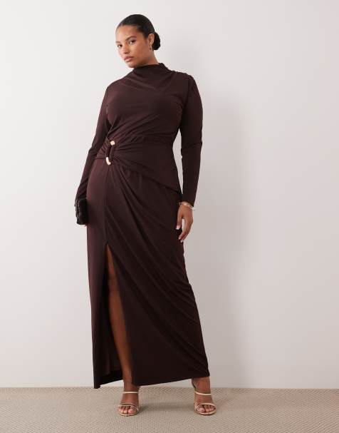 TFNC Plus figurbetontes Maxikleid mit hohem Kragen, langen Ärmeln, hohem Schlitz und Zierdetails in Schokobraun - view 1