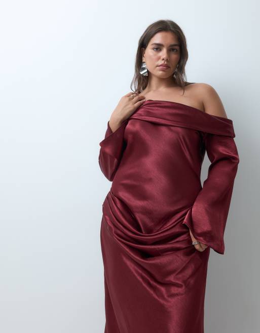 TFNC Plus hamret satin, asymmetrisk offshoulder-maxikjole med draperet detalje i taljen i burgundy, 3 af 5