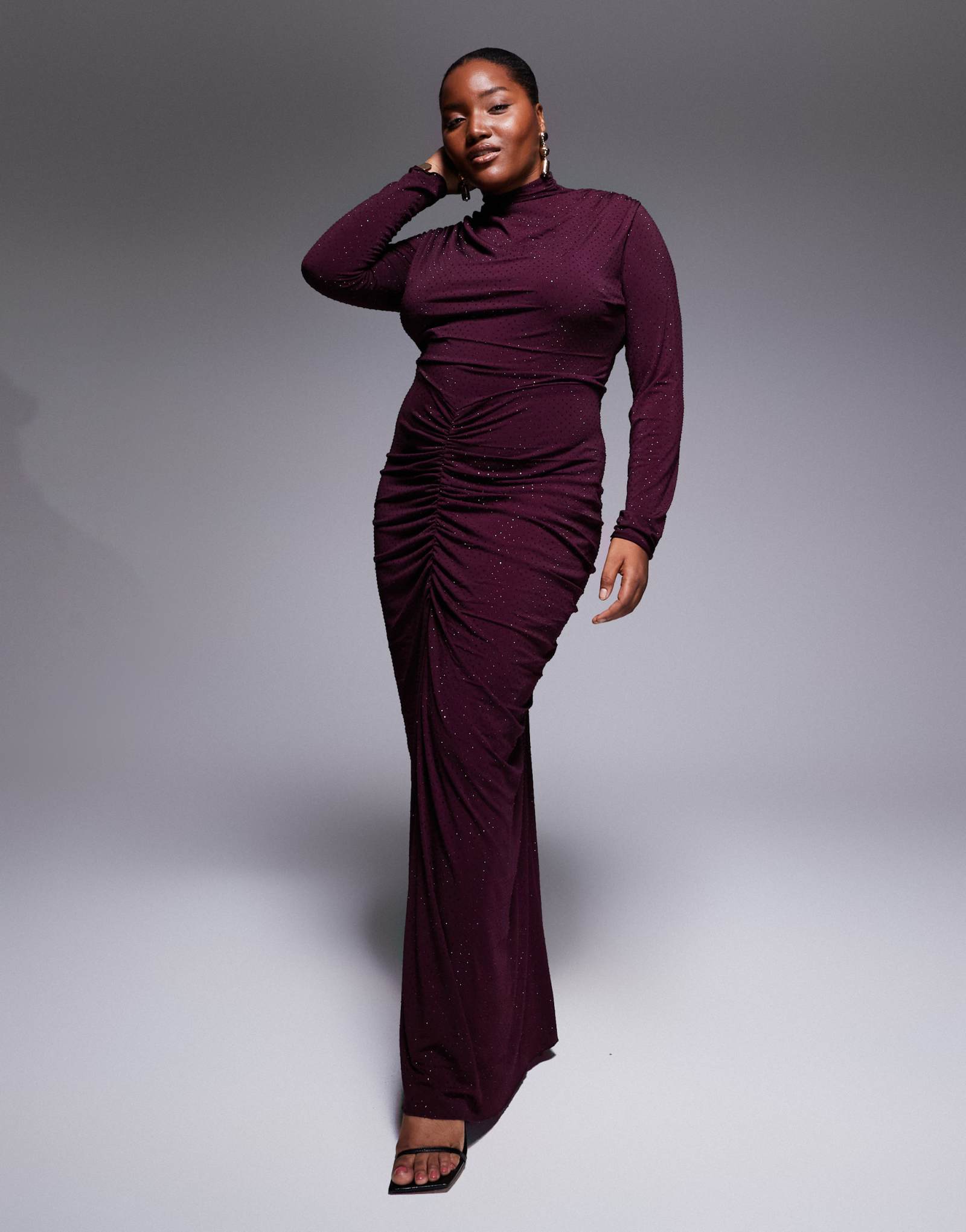 Макси-платье TFNC Plus с высоким вырезом, украшенное вишней