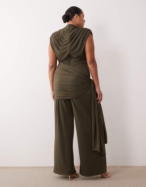 TFNC Plus jumpsuit med draperet detalje og bindebælte i khaki, 3 af 4