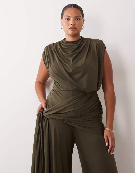 TFNC Plus Jumpsuit mit Drapierung und Bindegürtel in Khaki, 2 von 4