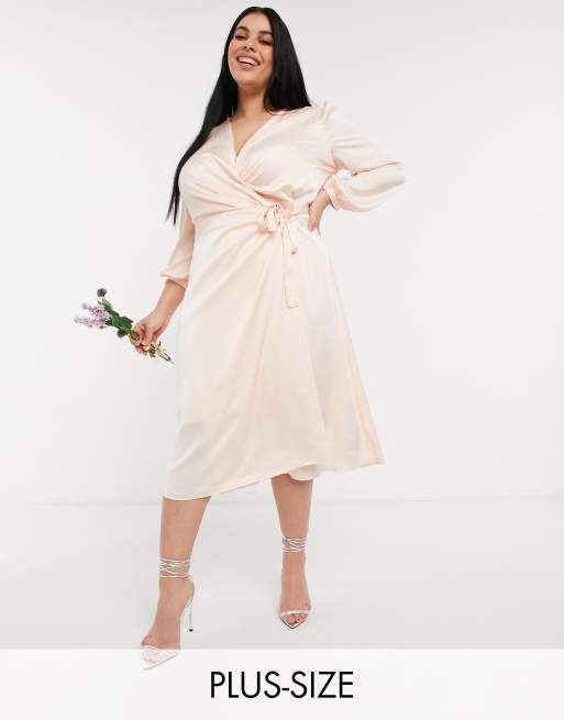 TFNC Plus – Langärmliges Brautjungfern-Midikleid aus Satin mit Wickeldesign in hellem Altrosa