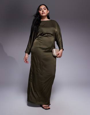 TFNC Plus - Langärmliges Maxikleid aus Satin in Olivgrün mit Wasserfall-Rückenausschnitt