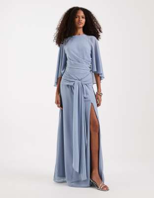Plus - L'invitée - Robe longue en mousseline avec cape nouée à l'avant - Bleu cendré 36