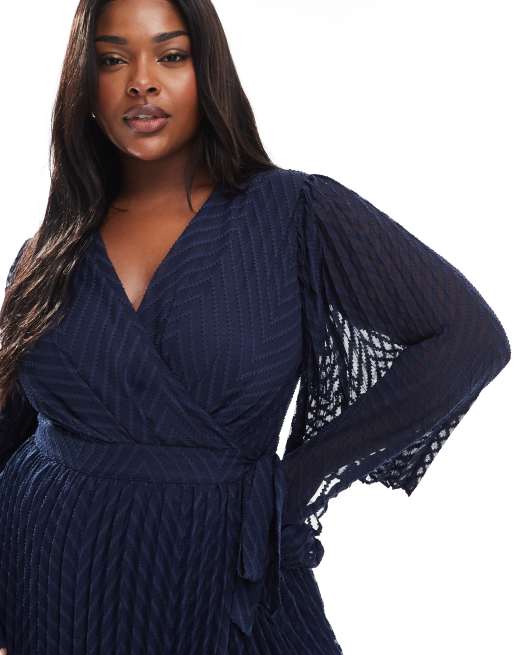 TFNC Plus - L'invitée - Robe portefeuille longue plissée en jacquard - Bleu marine, 3 de 4