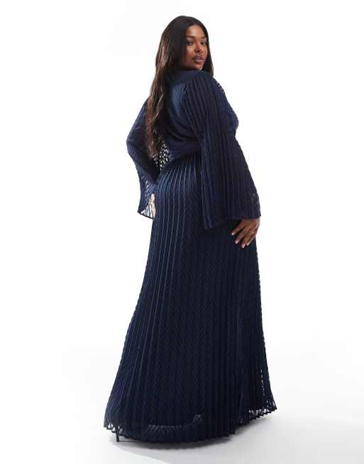 TFNC Plus - L'invitée - Robe portefeuille longue plissée en jacquard - Bleu marine, 4 de 4