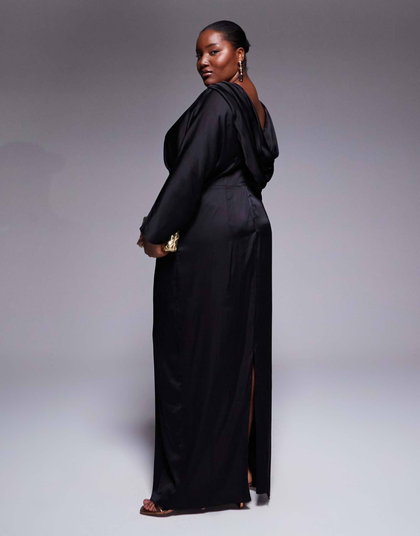 Атласное макси-платье TFNC Plus с длинным рукавом и капюшоном сзади черного цвета