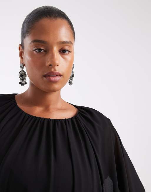 TFNC Plus maxikjole i sort med chiffon-capedetalje, 3 af 4