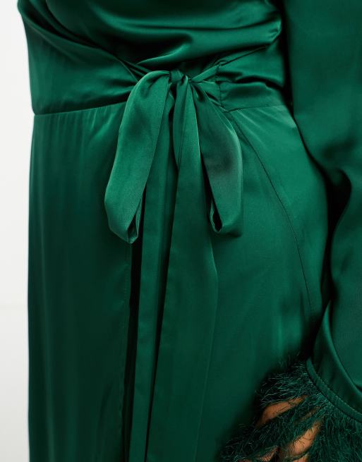 TFNC Plus – Midi-Wickelkleid aus Satin in Smaragdgrün mit Kunstfederbündchen, 3 von 4
