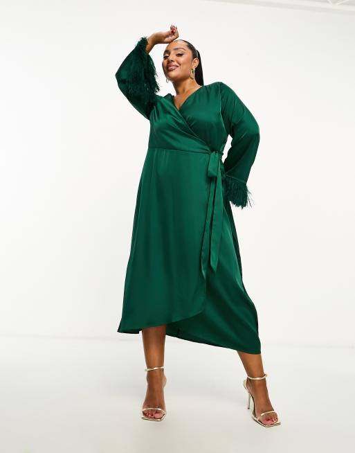 TFNC Plus – Midi-Wickelkleid aus Satin in Smaragdgrün mit Kunstfederbündchen, 4 von 4