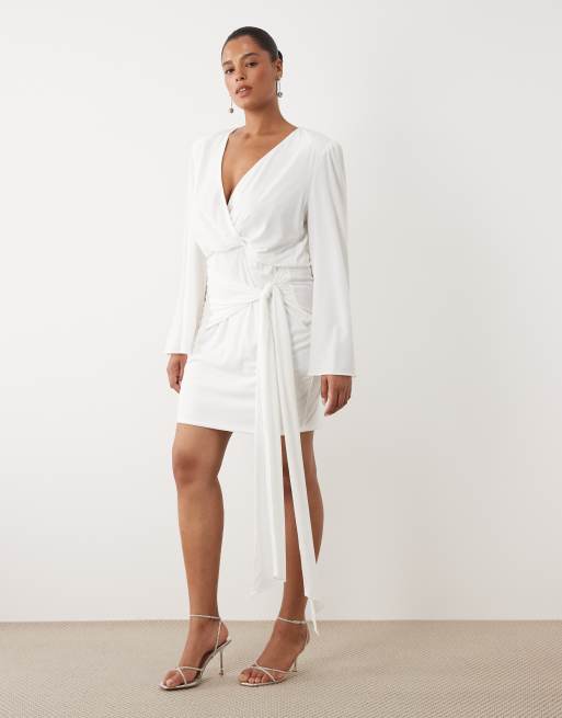 TFNC Plus - Robe courte près du corps à col V et épaulettes avec détail drapé - Blanc, 2 de 4