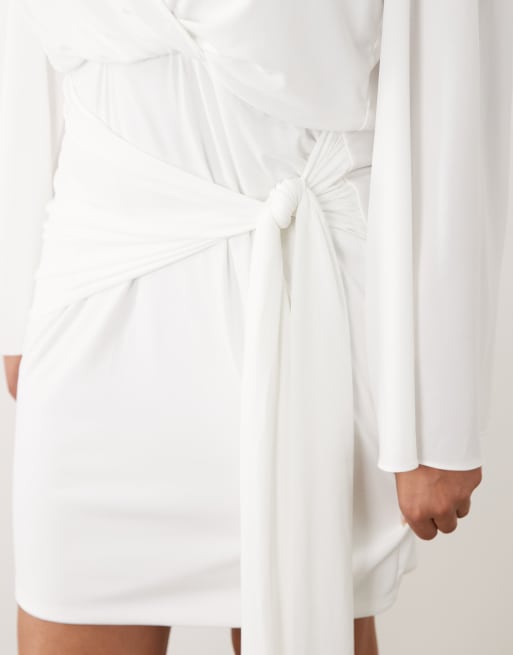 TFNC Plus - Robe courte près du corps à col V et épaulettes avec détail drapé - Blanc, 3 de 4