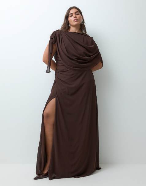 TFNC Plus robe longue en mousseline à épaule drapée et fente à la cuisse couleur chocolat - view 1