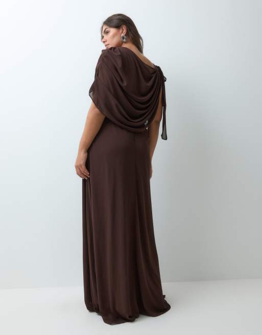 TFNC Plus robe longue en mousseline à épaule drapée et fente à la cuisse couleur chocolat, 3 de 5