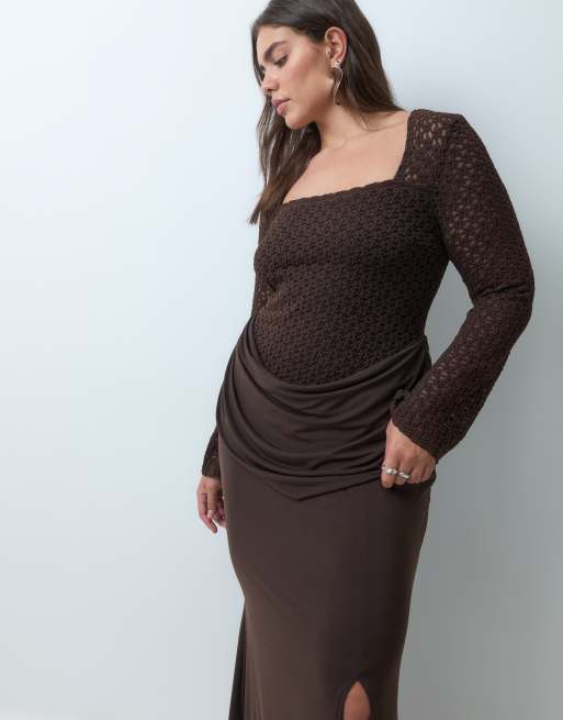 TFNC Plus robe longue en satin à encolure carrée, manches évasées et détail drapé, couleur chocolat, 2 de 5