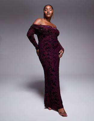 TFNC Plus - Robe longue en velours dévoré à manches longues et épaules dénudées - Bordeaux-Rouge