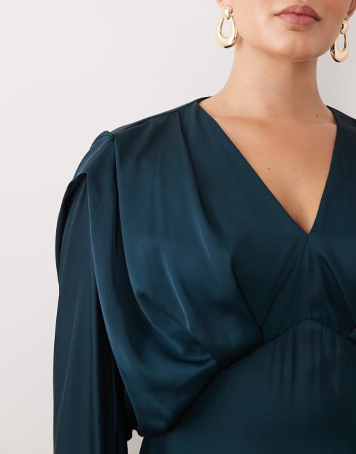 TFNC Plus satin klänning med djup ringning och kimonoärmar i smaragdgrönt, 4 av 4