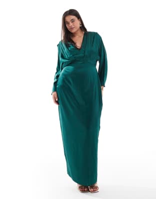 TFNC Plus - Satin-Maxikleid in Smaragdgrün mit Kimono-Oberteil