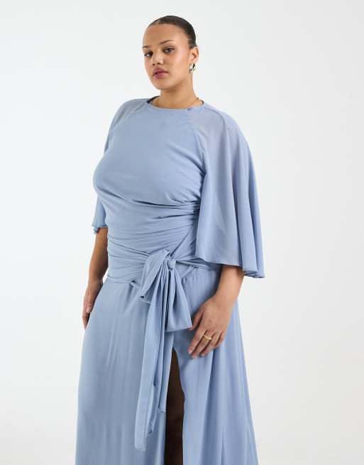 TFNC Plus - Vestito lungo da damigella in chiffon blu polvere con maniche con volant e spacco sulla coscia, 3 di 4