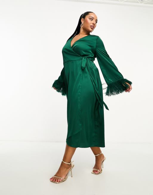 TFNC Plus - Vestito midi a portafoglio in raso verde smeraldo con polsini con piume sintetiche