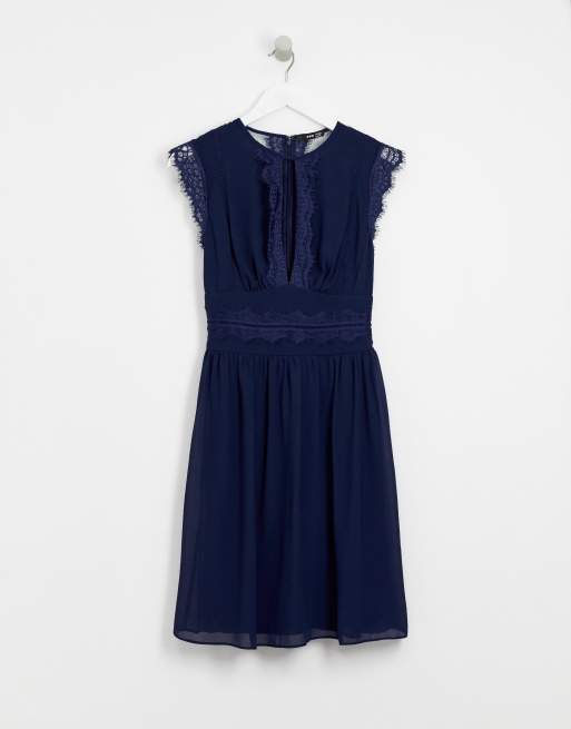 TFNC - Robe de demoiselle d'honneur courte avec détails en dentelle - Bleu marine, 4 de 4