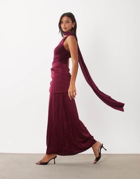 TFNC robe longue asymétrique en satin et matière fluide avec détail drapé et col foulard bordeaux - view 1