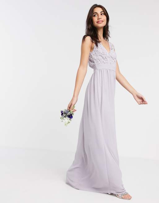 TFNC - Robe longue décolleté plongeant avec partie supérieure brodée et dos festonné pour demoiselle d'honneur - Gris