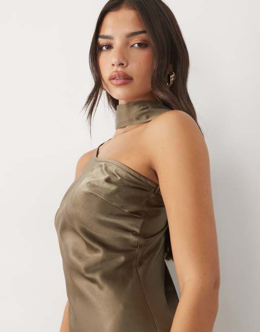 TFNC robe longue en satin asymétrique à détail foulard olive, 3 de 4