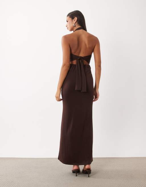 TFNC robe longue fluide à col halter plongeant avec détail noué et dos à nouer, chocolat, 3 de 4