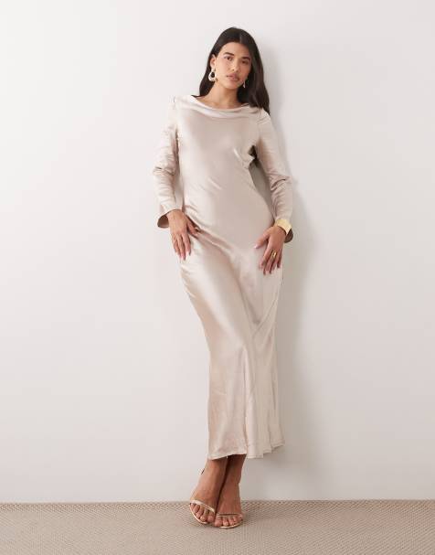 TFNC robe longue maxi évasée en satin à manches longues couleur or doux - view 1