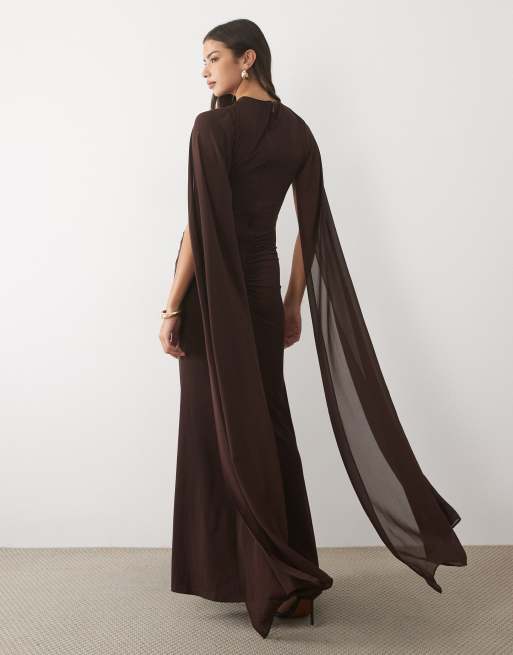 TFNC robe longue près du corps à col halter, détail goutte d'eau et manches cape, chocolat, 4 de 4