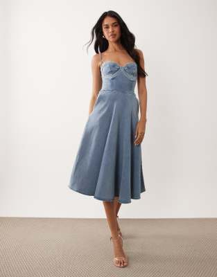 Robe mi-longue en denim stretch à bonnets préformés, bretelles fines et jupe évasée - Bleu 34