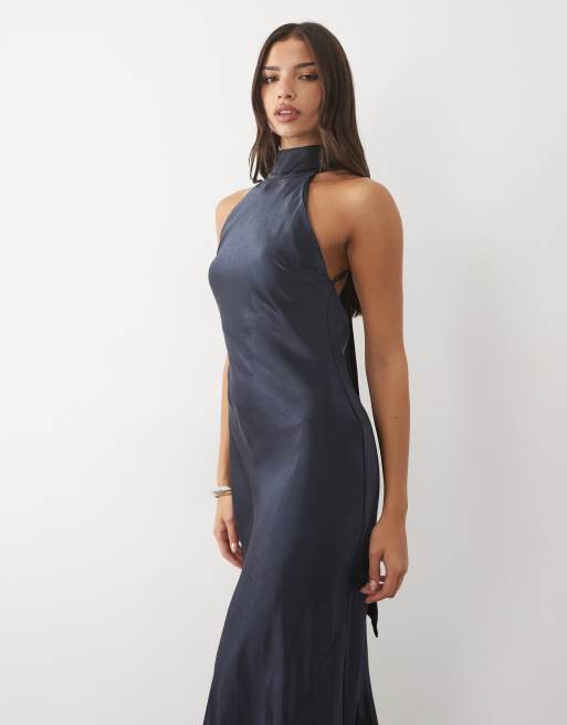 TFNC satijnen hoogsluitende maxi jurk met open achterkant en sjaaldetail in marineblauw, 2 van 4