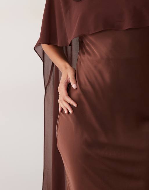 TFNC satijnen maxi jurk met schuine hals en cape-detail in chocoladebruin, 2 van 4