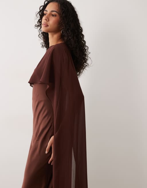 TFNC satijnen maxi jurk met schuine hals en cape-detail in chocoladebruin, 3 van 4