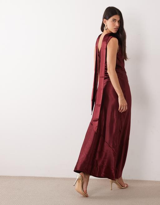 TFNC Satin-Ein-Shoulder-Maxikleid mit Wasserfallausschnitt und Schal-Detail in Burgunderrot, 3 von 4